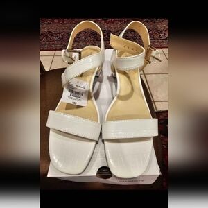 New womans size 9.5 Liz Claiborne sandals